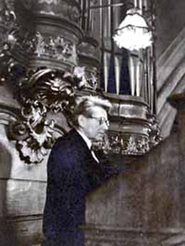 Nefzger 1948 an der Orgel